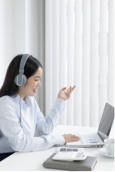 PC前で会話する女性