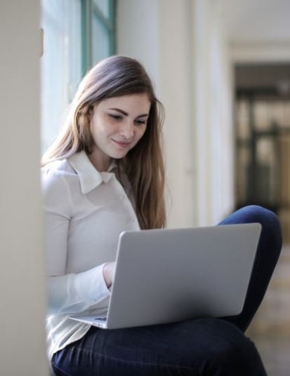 PC前で勉強する女性(TOP用)